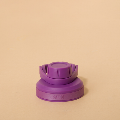 Tampa PACCO Stiff roxa em polipropileno com vedação em silicone para fechamento hermético e seguro. Design arrojado e funcional.
