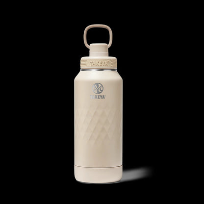 Garrafa Térmica Takeya 950ml Spout Lid Sport em bege, altamente eficiente para manter bebidas quentes por 14h e frias por 36h.