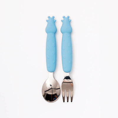 Conjunto de colher e garfo azul do Kit Talheres Infantil Inox e Silicone 2 Peças - Petit Piá, seguro para crianças e livre de BPA.