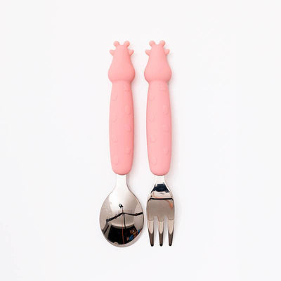 Kit Talheres Infantil Inox e Silicone 2 Peças - Petit Piá com colher e garfo rosa para crianças, design seguro e divertido.