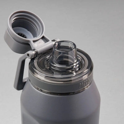 Garrafa Tampa PACCO Flow cinza com tampa ergonômica para bebidas quentes e frias, ideal para uso diário e fácil de limpar.