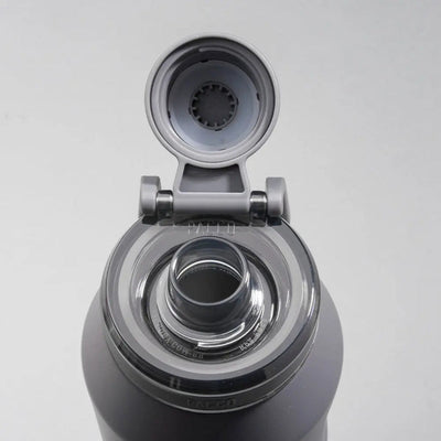 Garrafa Tampa PACCO Flow com tampa aberta, ideal para bebidas quentes ou frias, design ergonômico e resistente a altas temperaturas.