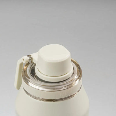 Tampa PACCO Flow com design ergonômico, resistente a temperaturas altas, ideal para bebidas quentes ou frias, prática para rotinas diárias.