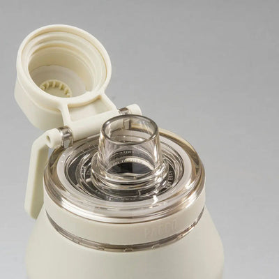 Tampa PACCO Flow - detalhe da tampa resistente e ergonômica para bebidas quentes e frias, ideal para o dia a dia e aventuras.