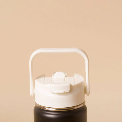 Tampa PACCO Duo com tampa dupla: canudo abre e fecha e flip, ideal para hidratação em todos os momentos. Transporte vertical recomendado.