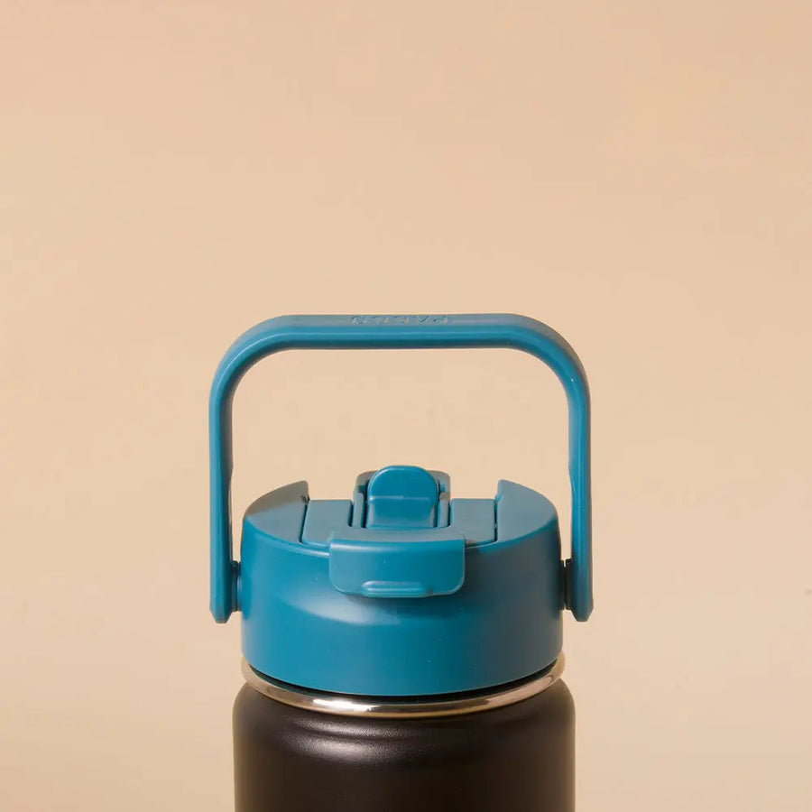 Tampa PACCO Duo com canudo retrátil e tampa flip para fácil hidratação e vedação de rosca em silicone em polipropileno.