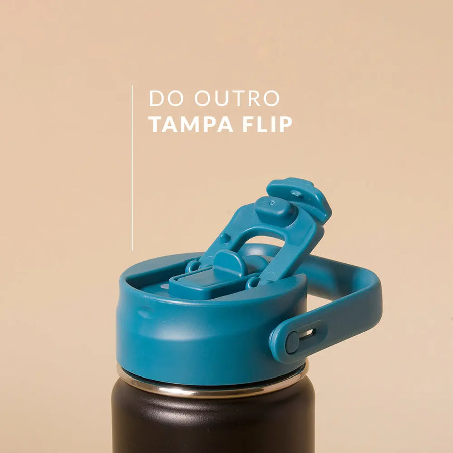 Tampa PACCO Duo com tampa flip em azul para fácil hidratação, vedação segura e praticidade. Ideal para transporte vertical.