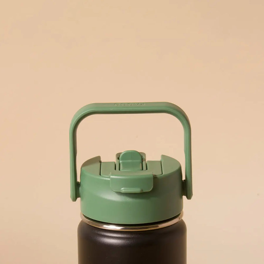 Garrafa Tampa PACCO Duo com tampa verde e canudo abre e fecha, ideal para hidratação prática e versátil.