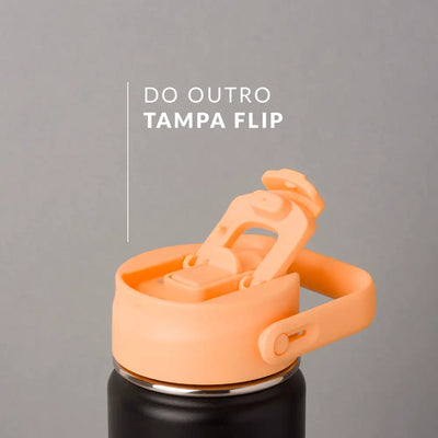 Tampa PACCO Duo com tampa flip em polipropileno laranja, ideal para hidratação prática e versátil. Transporte na posição vertical.