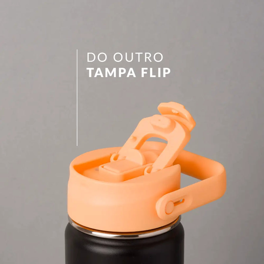 Tampa PACCO Duo com tampa flip em polipropileno laranja, ideal para hidratação prática e versátil. Transporte na posição vertical.