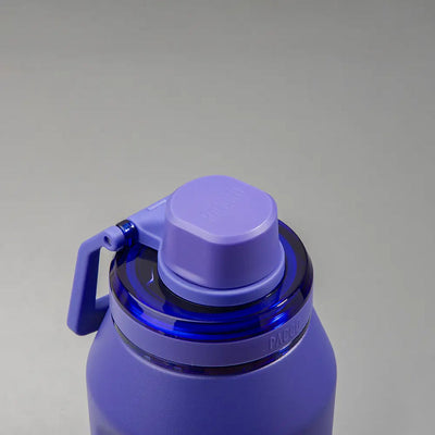 Tampa PACCO Flow roxa com design ergonômico para bebidas quentes e frias, resistente a manchas e odores.