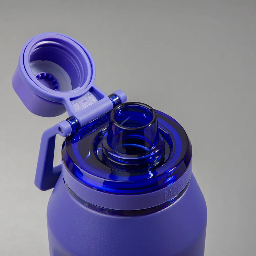 Garrafa Tampa PACCO Flow azul com design ergonômico, ideal para bebidas quentes ou frias, destacando praticidade e durabilidade.