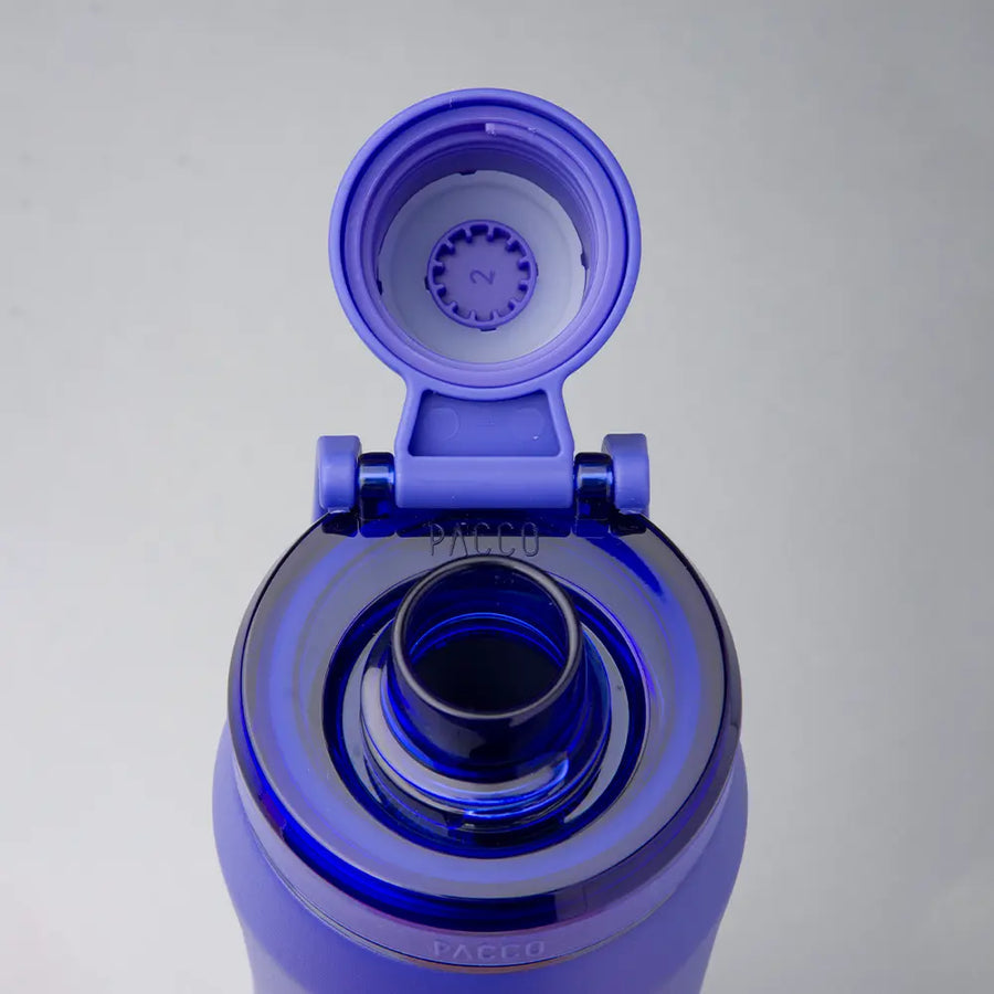 Garrafa Tampa PACCO Flow azul com tampa aberta, ideal para bebidas quentes e frias, mostrando seu design ergonômico e funcional.