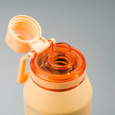Tampa PACCO Flow com design ergonômico, resistência a manchas e fácil higienização para bebidas quentes e frias.