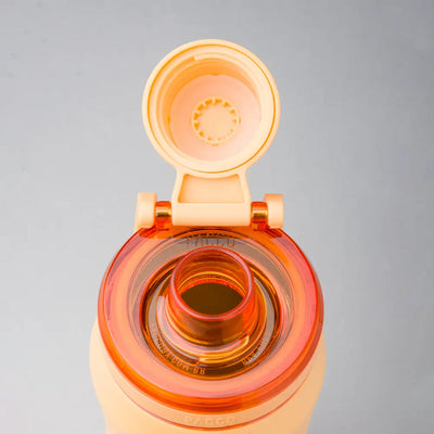 Tampa PACCO Flow aberta mostrando design ergonômico e funcionalidade para bebidas quentes e frias.