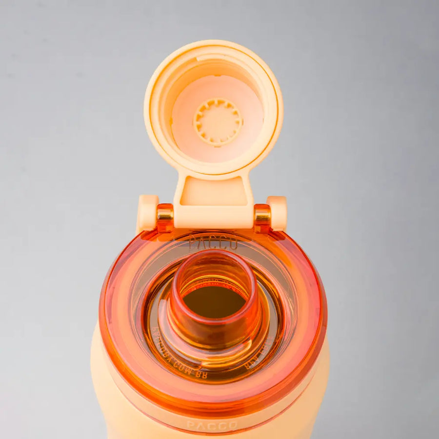 Tampa PACCO Flow aberta mostrando design ergonômico e funcionalidade para bebidas quentes e frias.