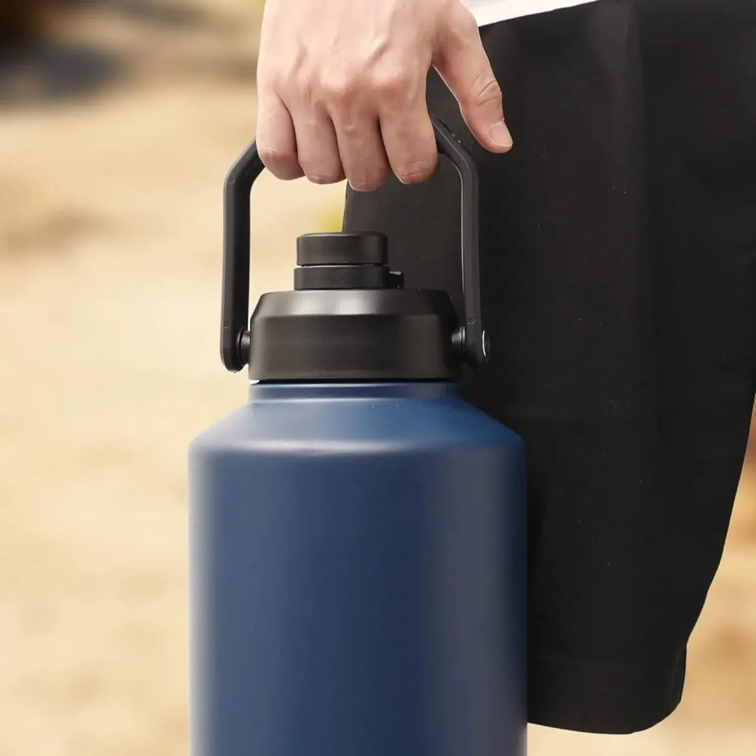 Pessoa segurando Tampa para Growler térmico azul com bico ergonômico para vedação segura e praticidade.