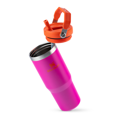 Tumbler Térmico Flip Straw Stanley - 887ml em rosa com tampa laranja destacada, ideal para manter bebidas geladas por até 48 horas.