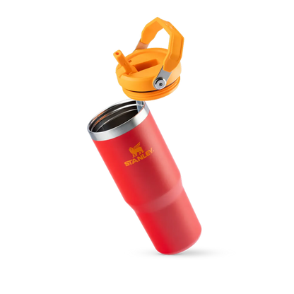 Tumbler Térmico Flip Straw Stanley - 887ml, garrafa vermelha com tampa amarela destacada, isoladamente e aço inox 18/8.