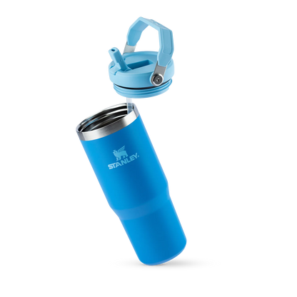 Tumbler Térmico Flip Straw Stanley - 887ml azul com tampa removível, isolamento a vácuo e design em aço inox para manter bebidas geladas.