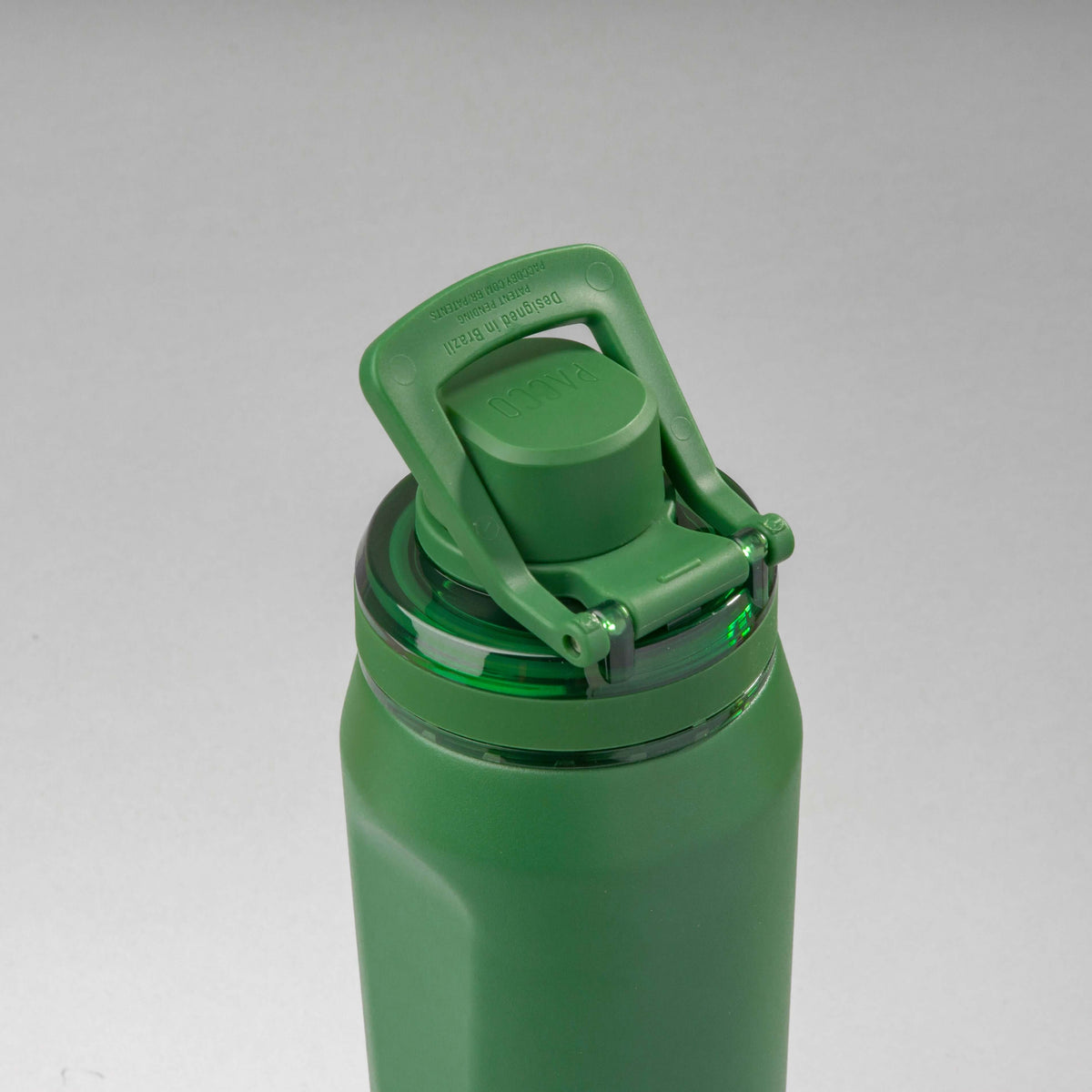 Garrafa Térmica PACCO Vyta 650ml em aço inox verde com design elegante e tampa prática, ideal para conservação térmica.