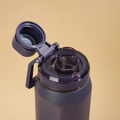 Garrafa Térmica PACCO Vyta 500ml em aço inox 18/10 com tampa aberta, mostrando o design elegante e sofisticado, fundo bege.