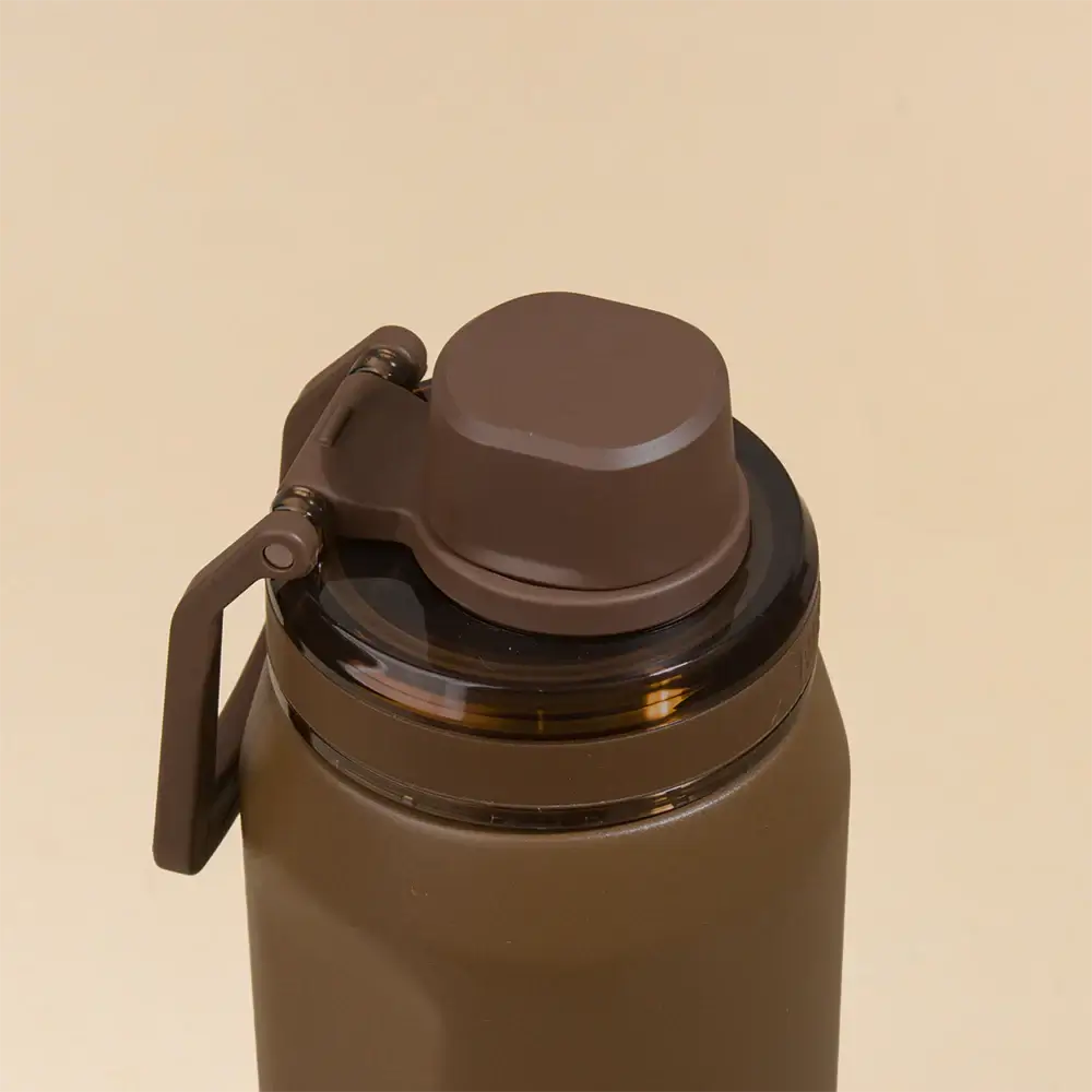 Tampa da Garrafa Térmica PACCO Vyta 500ml em aço inox marrom, destacando o design sofisticado e isolamento a vácuo.