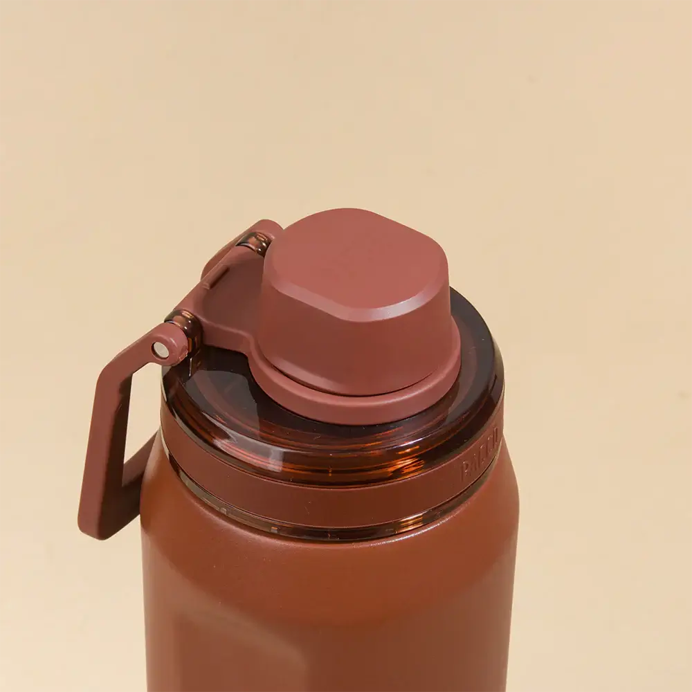 Close-up da Garrafa Térmica PACCO Vyta 500ml em aço inox com isolamento a vácuo.