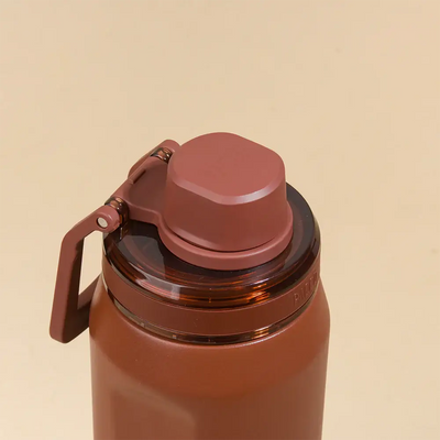 Close-up da Garrafa Térmica PACCO Vyta 500ml em aço inox com isolamento a vácuo.