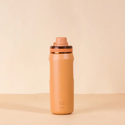 Garrafa Térmica PACCO Vyta 500ml em aço inox, sofisticada e compacta, mantém líquidos gelados por 24h e quentes por 12h.