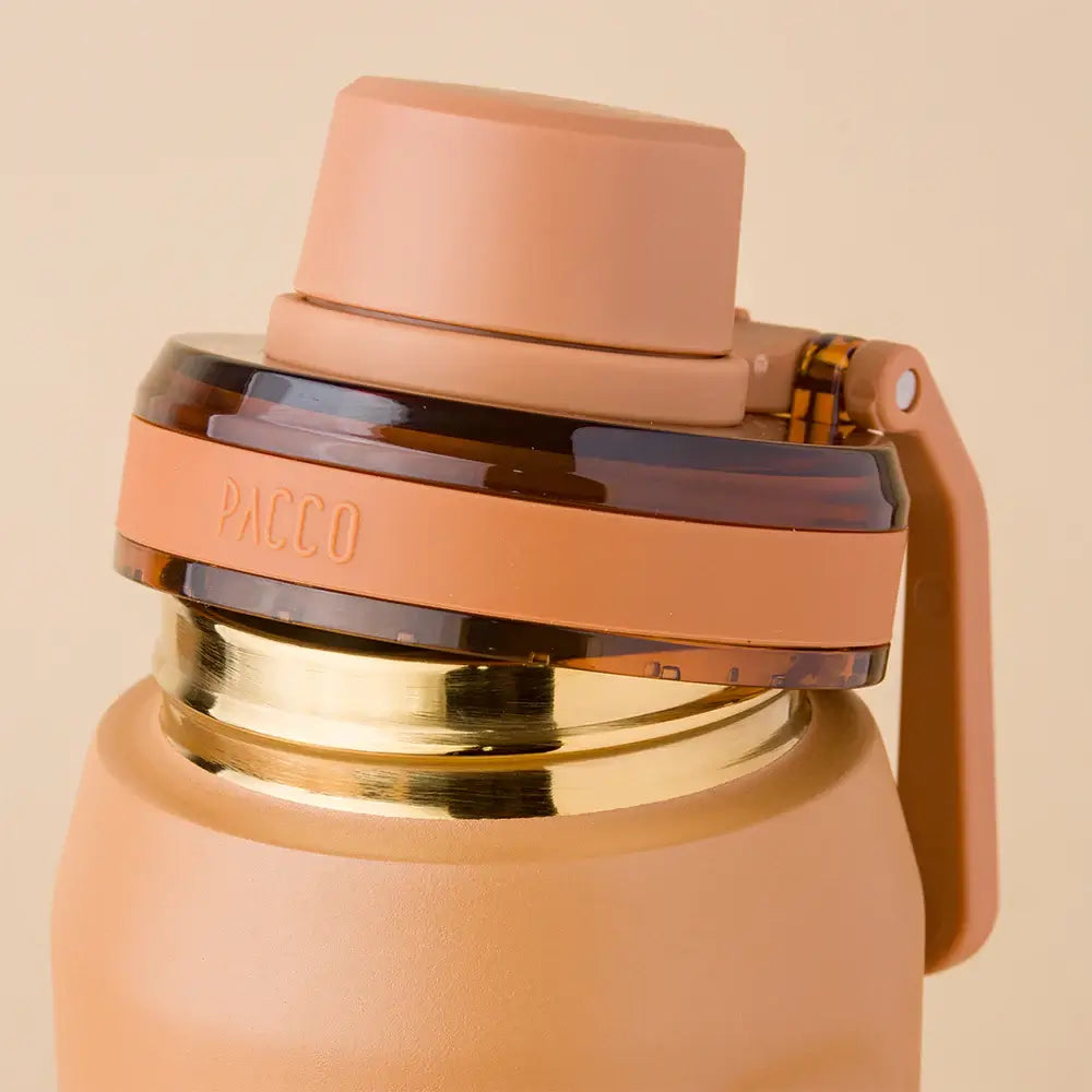 Garrafa Térmica PACCO Vyta 500ml, design elegante, tampa aprimorada, 18/10 aço inox, isolamento térmico avançado, cor nude sofisticada.