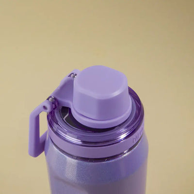 Garrafa Térmica Vyta 650ml PACCO | PEDRAS PRECIOSAS, tampa roxa, isolamento a vácuo para bebidas frias e quentes, design elegante.