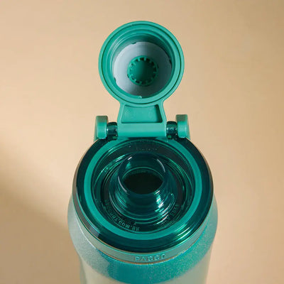 Detalhe da tampa aberta da Garrafa Térmica Vyta 650ml PACCO | PEDRAS PRECIOSAS, com design elegante e tecnologia térmica.
