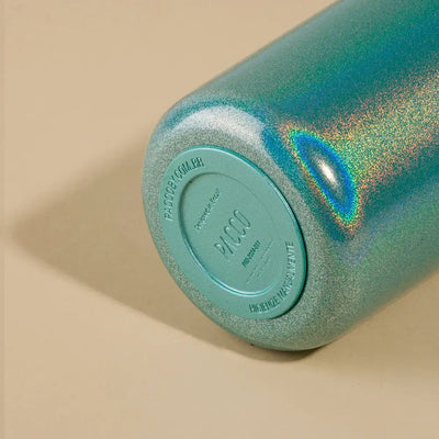 Base da Garrafa Térmica Vyta 650ml PACCO | PEDRAS PRECIOSAS com design iridescente em fundo bege, destacando elegância e sustentabilidade.