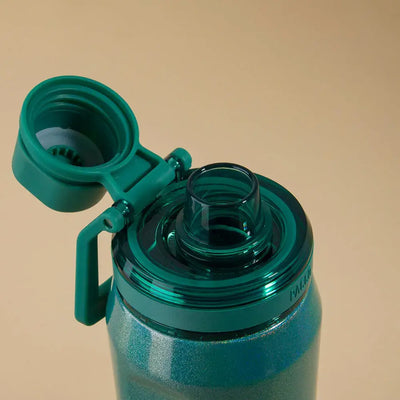 Garrafa Térmica Vyta 650ml PACCO | PEDRAS PRECIOSAS com tampa aberta, design elegante e acabamento verde, mantêm bebidas frias por 24h.