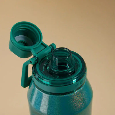 Garrafa Térmica Vyta 950ml PACCO | PEDRAS PRECIOSAS com tampa aberta em fundo bege, destacando design elegante e funcionalidade.