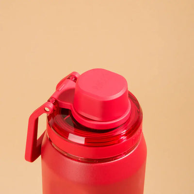 Close-up da Garrafa Térmica PACCO Vyta 500ml em vermelho com tampa segura, isolamento térmico eficiente e design moderno em aço inox.