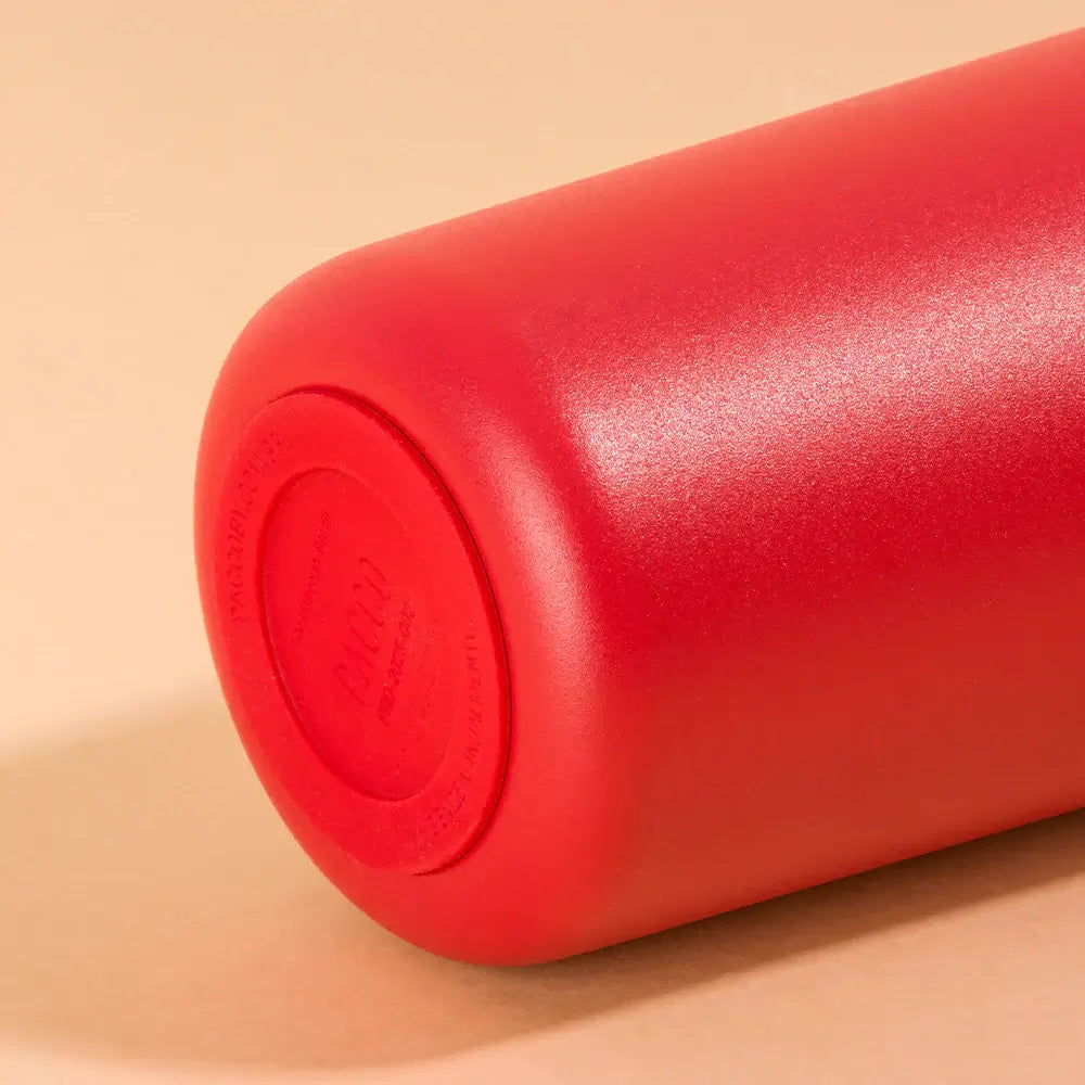 Base da Garrafa Térmica PACCO Vyta 500ml em aço inoxidável vermelho, destacando seu design sofisticado e resistência.