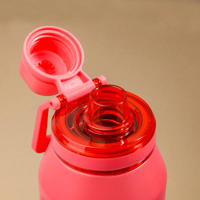Garrafa Térmica PACCO Vyta 950ml rosa com tampa aberta, destacando a resistência e isolamento térmico, ideal para manter a temperatura.