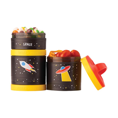 Whiskware Recipientes de lanches com design de espaço e tampas coloridas, ideais para transportar snacks de forma segura e compacta.